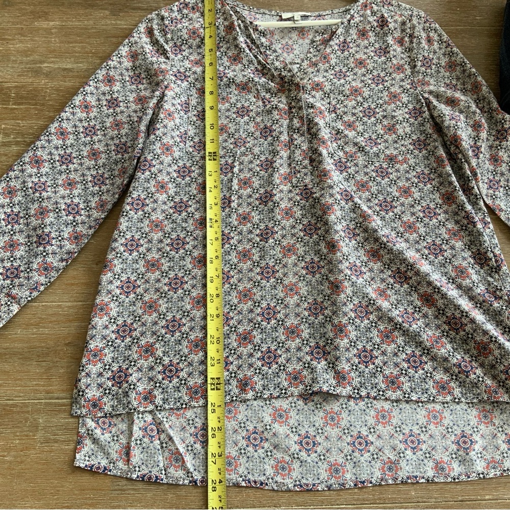 Joie Women's V-neck 100% silk long sleeve‎ button up blouse. Size small - Picture 9 of 9